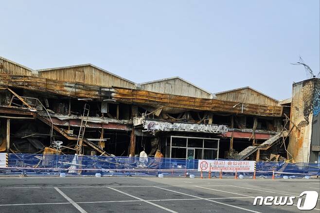 지난달 22일 화재로 형체만 남아 있는 서천수산물특화시장 모습. / 뉴스1 ⓒ News1 백운석 기자