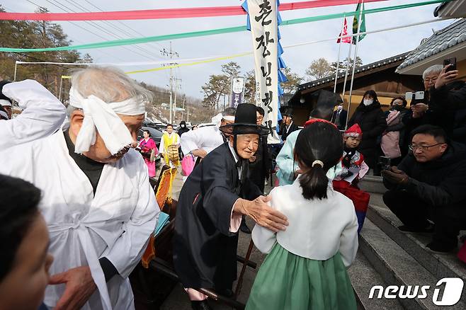 설 연휴인 11일 강원 강릉시 성산면 위촌리 위촌전통문화전승회관에서 440년이 넘는 전통을 가진 세배행사 '2024 위촌리 도배례'가 열리고 있다.(강릉시 제공) 2024.2.11/뉴스1