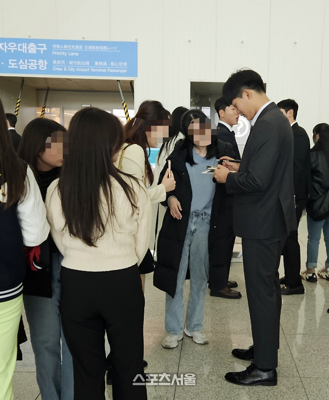 키움 선수단이 출국 직전까지 팬 서비스에 열심이었다. 인천공항 | 황혜정 기자. et16@sportsseoul.com