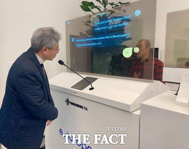 배성현 성흥티에스 대표가 11일 성남 자신의 사무실에서 투명OLED 동시 통역시스템 시연을 보이고 있다./