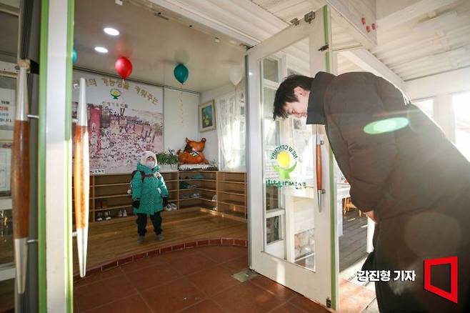 지난해 12월 21일 서울 강서구에서 진광일씨가 출근에 앞서 자녀를 유치원에 등원시키고 있다. 사진=강진형 기자 aymsdream@
