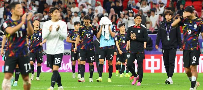 <yonhap photo-0638=""> 모든 걸 쏟아부었던 선수들 (알라이얀=연합뉴스) 김도훈 기자 = 6일(현지시간) 카타르 알라이얀 아흐마드 빈 알리 스타디움 열린 2023 아시아축구연맹(AFC) 아시안컵 4강전 한국과 요르단 경기가 끝난 뒤 선수들이 아쉬워하며 경기장을 나서고 있다. 2024.2.7 superdoo82@yna.co.kr/2024-02-07 04:08:06/ <저작권자 ⓒ 1980-2024 ㈜연합뉴스. 무단 전재 재배포 금지, AI 학습 및 활용 금지></yonhap>