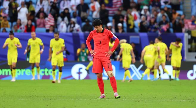 25일(현지시간) 카타르 알와크라 알자누브 스타디움 열린 2023 아시아축구연맹(AFC) 아시안컵 조별리그 E조 최종전 한국과 말레이시아의 경기. 후반 한국이 말레이시아에게 3대3 동점골을 허용하자 손흥민이 아쉬워하고 있다. 연합뉴스