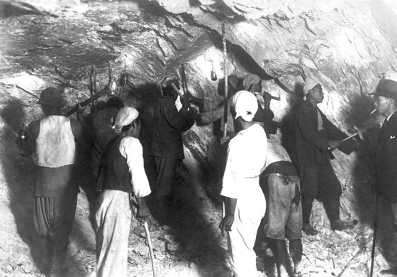 1920년대 충북 충주시 목벌동 광산에서 인부들이 활석을 캐고 있다. 사진 활옥동굴