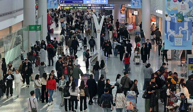 인천 국제공항 제1터미널 면세구역이 해외로 출국하려는 여행객들로 붐비고 있다./사진=뉴스1