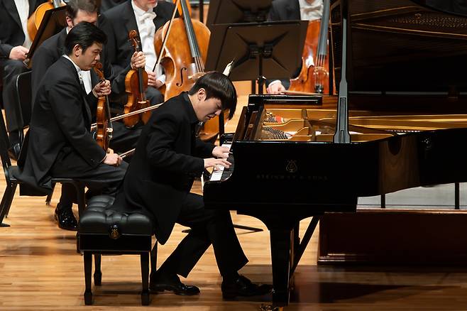 피아니스트 조성진이 지난해 11월 서울 예술의전당에서 베를린 필하모닉과 ‘베토벤 피아노 협주곡 4번’을 협연하고 있다. 빈체로 제공