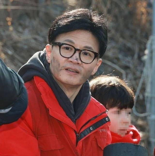 지난 8일 연탄봉사에 나선 한동훈 국민의힘 비상대책위원장. 연합뉴스