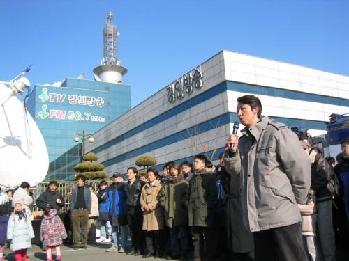 ▲ iTV 정파되던 2004년 12월31일 발언하는 이훈기 당시 노조위원장. 사진=OBS희망조합