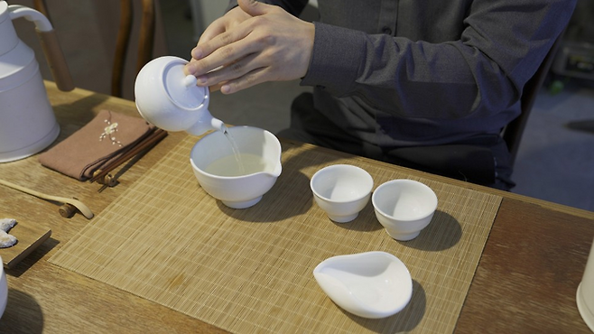 직접 차를 우려 보는 모습. ‘숙우’에 찻물을 한 번에 따라 맛을 균일하게 한다. / 사진=김규란 여행+ PD
