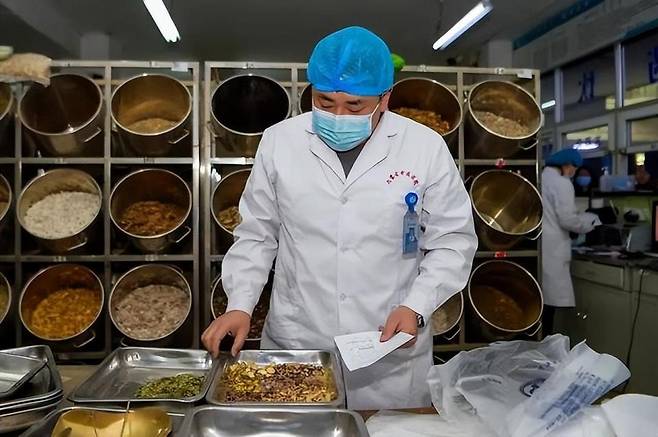 한 중국 제약사에서 한의학 관련 연구인력이 연구를 진행하고 있다./사진=바이두 캡쳐