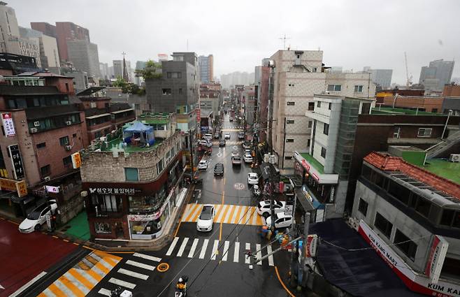 명동 메인 상권에 있는 4층 건물이 경매에 나왔다. 해당 매물은 3.3㎡당 10억171만원6088원, 총 318억1220만원으로 평당 땅 값어치로만 본다면 역대 가장 비싼 감정가다. /사진=뉴스1