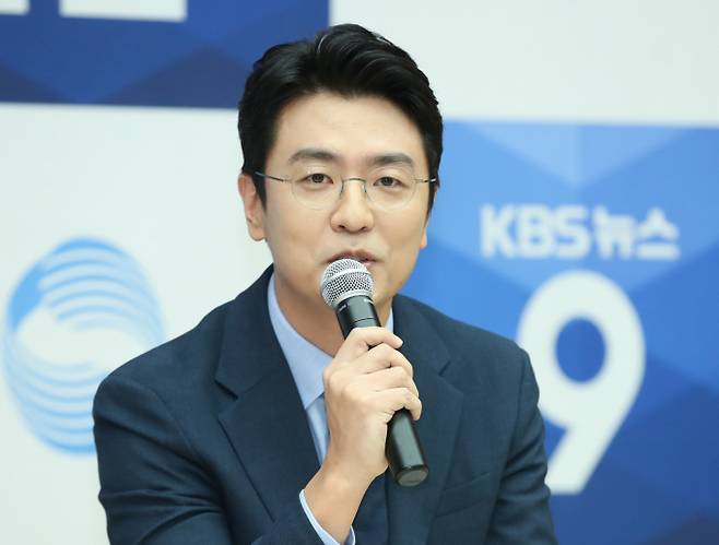 부부의 연을 맺었던 최동석·박지윤의 갈등이 심화되는 모습이다. 사진은 2019년 KBS 뉴스9 앵커로 선정됐던 최동석 아나운서 모습. /사진=뉴시스