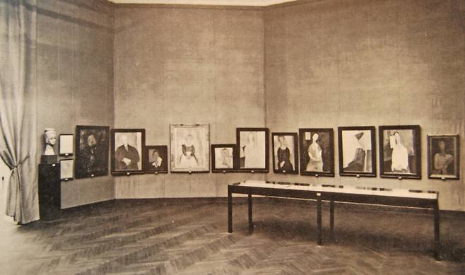 1930년에 열린 제17회 베니스 비엔날레에서 모딜리아니 작품이 전시된 모습.