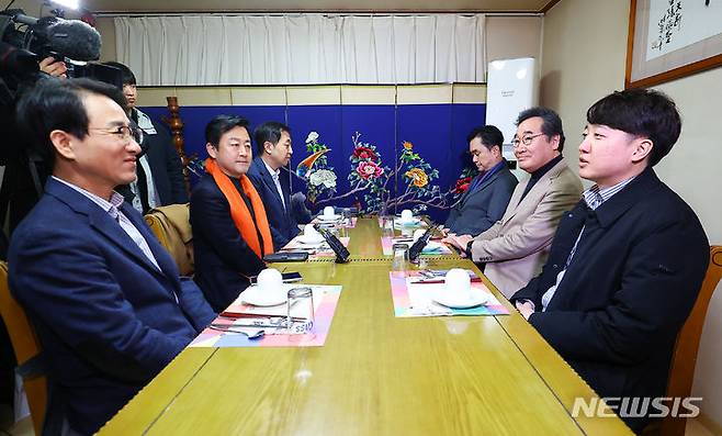 [서울=뉴시스] 김근수 기자 = 이낙연, 이준석 개혁신당 공동대표를 비롯한 임시지도부가 11일 서울 종로구의 한식당에서 1차 개혁신당 임시 지도부 회의에 앞서 이야기 나누고 있다. 2024.02.11. ks@newsis.com