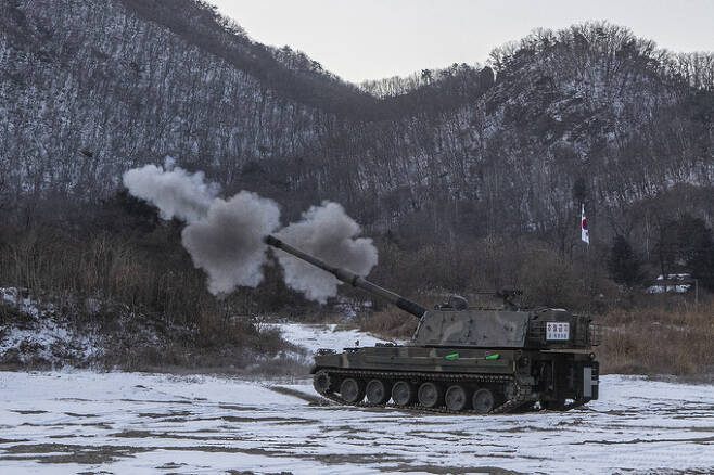 K9 자주포가 표적을 향해 포탄을 쏘고 있다. 세계일보 자료사진