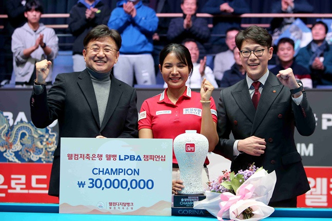 스롱(가운데)이 우승 후 장상진 PBA 부총재(왼쪽), 윤현식 웰컴저축은행 본부장과 기념촬영을 하고 있다. /사진=PBA 투어