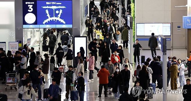 설 명절 연휴 앞두고 북적이는 인천공항 (영종도=연합뉴스) 김인철 기자 = 설 명절 연휴를 하루 앞둔 8일 오전 인천국제공항 제1여객터미널 출국장이 여행객들로 북적이고 있다. 2024.2.8 yatoya@yna.co.kr