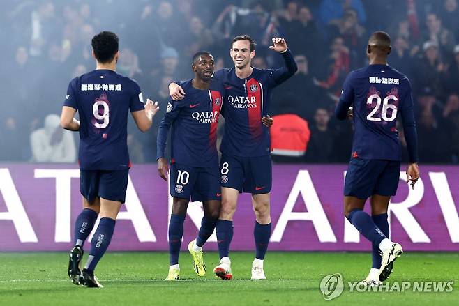 상대 자책골로 역전하자 기뻐하는 PSG 선수들 [로이터=연합뉴스]