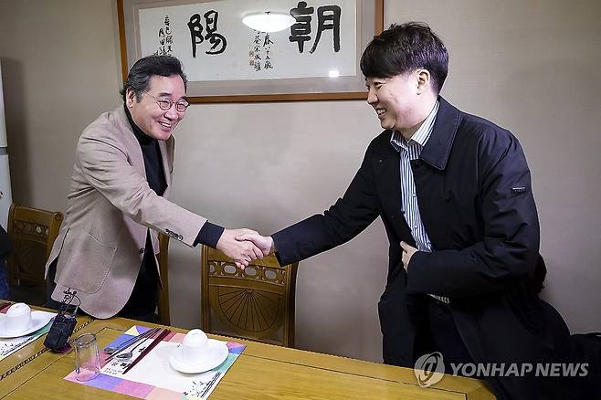 악수하는 이낙연·이준석 공동대표 (서울=연합뉴스) 윤동진 기자 = 개혁신당 이낙연·이준석 공동대표가 11일 오후 서울 종로구의 한 식당에서 열린 1차 개혁신당 임시 지도부 회의에서 악수하고 있다. 2024.2.11 mon@yna.co.kr