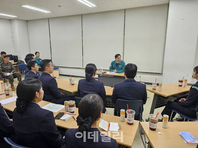 김선호 국방부 차관이 지난 해 12월 6일 중앙대학교 학군단을 방문해 서울권역 학군장교후보생들과 간담회를 하고 있다. (사진=국방부)