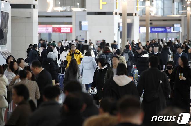 설 연휴를 하루 앞둔 8일 인천국제공항 제1여객터미널 출국장이 이용객들로 붐비고 있다. 2024.2.8/뉴스1 ⓒ News1 권현진 기자