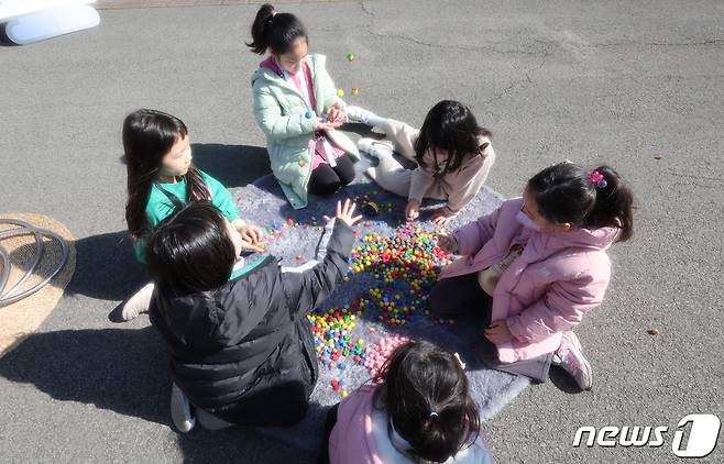 설 연휴 마지막 날인 12일 국립광주박물관에서 전통문화 체험행사가 열려 아이들이 공기놀이를 하고있다. 2024.2.12/뉴스1 ⓒ News1 김태성 기자