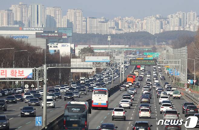 교통량이 많은 고속도로. 한국도로공사에 따르면 이날 귀경 방향 정체는 오후 3~4시 절정을 찍고 오후 11시~자정쯤 해소될 전망이다. 2024.2.12/뉴스1 ⓒ News1 김영운 기자