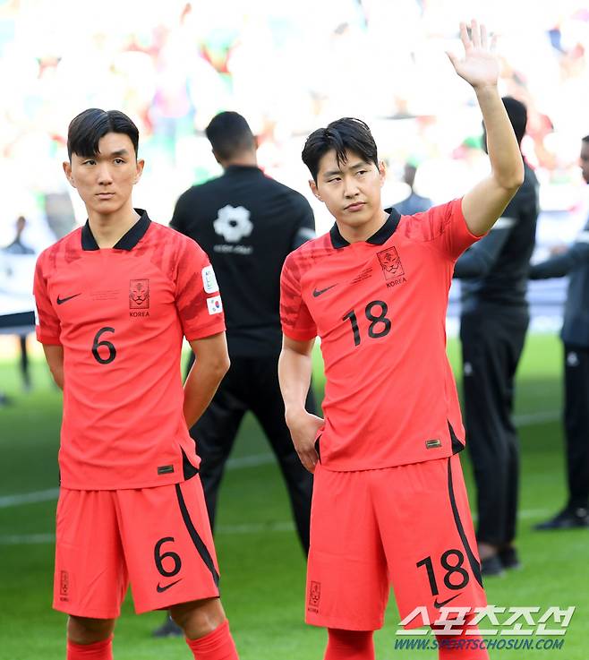 20일(현지시간) 카타르 도하 알투마마 스타디움에서 열린 2023 아시아축구연맹(AFC) 카타르 아시안컵 대한민국과 요르단의 경기. 황인범, 이강인이 팬들에게 인사를 건네고 있다. 도하(카타르)=박재만 기자 pjm@sportschosun.com/2023.01.20/