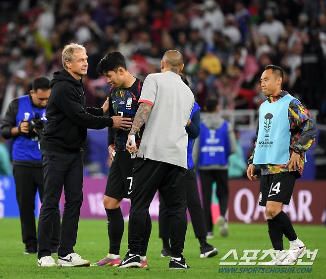 6일(현지시간) 카타르 알라이얀 아흐마드 빈 알리 스타디움에서 열린 2023 아시아축구연맹(AFC) 카타르 아시안컵 4강전 대한민국과 요르단의 경기. 경기에서 패한 대한민국 클린스만 감독, 손흥민, 차두리 코치가 아쉬워하고 있다. 알라이얀(카타르)=박재만 기자 pjm@sportschosun.com/2023.02.06/