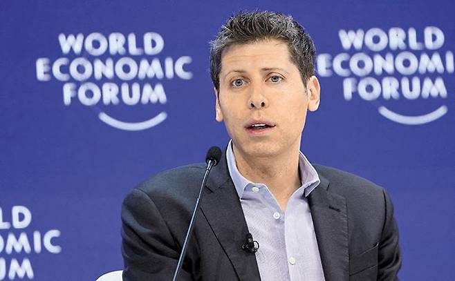 지난 18일(현지 시각) 스위스 다보스에서 열린 세계경제포럼(WEF·다보스 포럼)에서 샘 올트먼 오픈AI CEO가 발언하는 모습. /로이터 연합뉴스