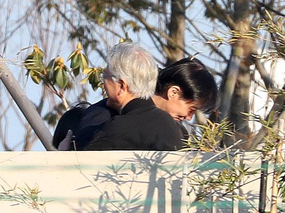 조국 전 법무부 장관이 12일 오후 경남 양산시 하북면 평산마을 문재인 전 대통령 사저를 방문해 문 전 대통령과 포옹하고 있다. 2024.2.12 뉴스1