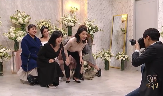 'SNL 코리아 시즌3'에서는 새신부로 변신한 김옥빈의 모습이 그려졌다. 안영미는 하얀색 블라우스를 입은 채 신부대기실을 찾아 사진을 찍으려 했다. 쿠팡플레이 SNS