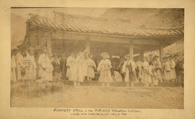 1885년 5월 31일 북한산 연융대(1885.5.31)를 담은 사진. 연융대는 오늘날 종로구 신영동 일대다. 조지 C 포크 촬영. 서울시 제공