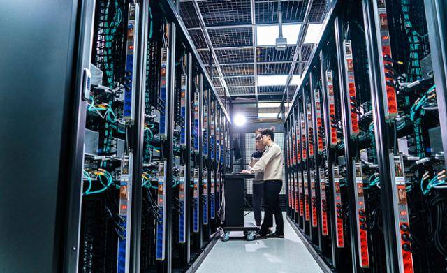 SK텔레콤의 인공지능 서비스인 에이닷용 슈퍼컴퓨터 '타이탄'의 모습. SKT 제공