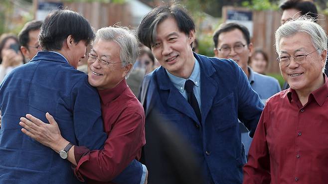 지난해 11월, 평산마을을 찾은 조국 전 법무부 장관 [자료사진]