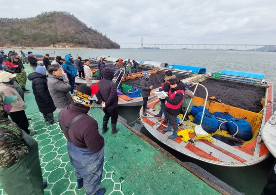 지난 7일 오전 전남 신안군 수협 송공위판장 앞 해역에서 김 가공업자들이 수확된 물김을 경매로 구매하고 있다. 황희규 기자