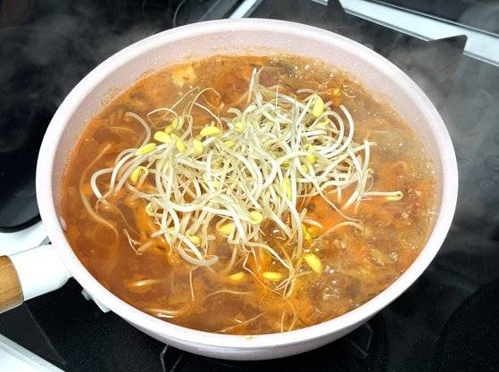 콩나물을 넣고 익을 때까지 뚜껑을 닫지 않고 끓이면 비린내가 나지 않는다. 사진 이정웅
