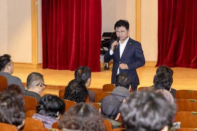 최충규 대덕구청장이 지난 6일 대덕문화원에서 열린 '중리동 도시재생 실행계획 수립 주민공청회'에 참석해 인사말을 하고 있다. 대덕구