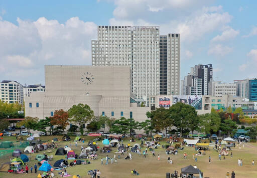 과천시민회관 앞 잔디마당에서 힐링캠프닉데이가 진행되고 있다. 과천시 제공