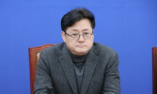 더불어민주당 홍익표 원내대표가 지난 8일 국회에서 열린 정책조정회의에서 이개호 정책위의장의 발언을 듣고 있다. 연합뉴스