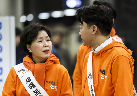 이준석 개혁신당 대표와 양향자 원내대표가 8일 서울 강남구 수서역에서 대화를 나누고 있다. 뉴시스