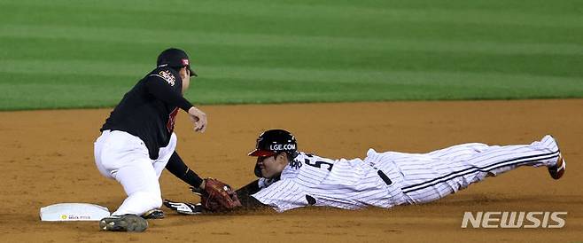 [서울=뉴시스] 김금보 기자 = 13일 서울 송파구 잠실야구장에서 열린 '2023 신한은행 쏠 KBO 한국시리즈(KS)' 5차전 kt 위즈와 LG 트윈스의 경기, 1회말 무사 1루 LG 박해민 타석때 1루 주자 홍창기가 도루에 실패 하고 있다. 2023.11.13. kgb@newsis.com