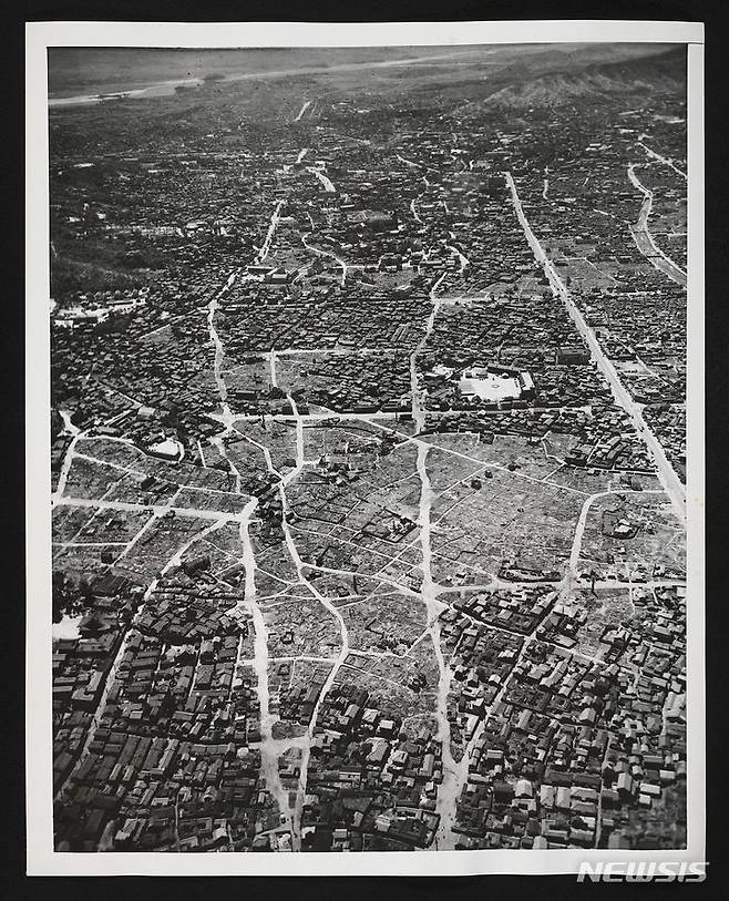 [서울=뉴시스] 최동준 기자 = 서울역사박물관은 12일 학술총서19 '미국 의회도서관 소장 서울 사진: 네 개의 시선'을 발간했다. 제1장 '조지 C. 포크 컬렉션', 제2장 프랭크 G. 카펜터 컬렉션', 제3장 '무라카미 텐코 컬렉션', 제4장 뉴욕 월드 저널 트리뷴의 사진을 엄선해 담았다. 사진은 1952년 6월 22일 촬영한 폐허가 된 을지로와 명동 모습. (사진=서울역사박물관 제공) 2024.02.12. photo@newsis.com