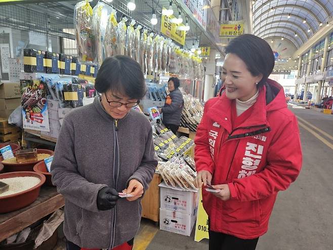 진형혜(오른쪽) 포항남울릉 예비후보가 구룡포시장을 찾아 상인과 대화를 나누고 있다. 진형혜 포항남·울릉 예비후보 제공