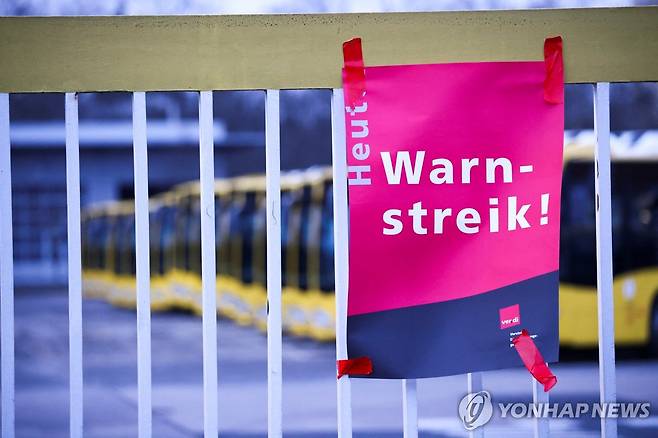 파업으로 멈춘 버스 [로이터 연합뉴스 자료사진. 재판매 및 DB 금지]
