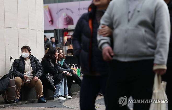 야외 앉아도 춥지 않은 날씨 [연합뉴스 자료사진]