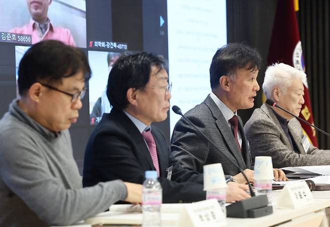 박성민 대한의사협회 대의원 의장이 7일 오후 서울 용산구 대한의사협회 회관에서 열린 긴급 임시 대의원 총회에서 발언하고 있다.(사진=연합뉴스)