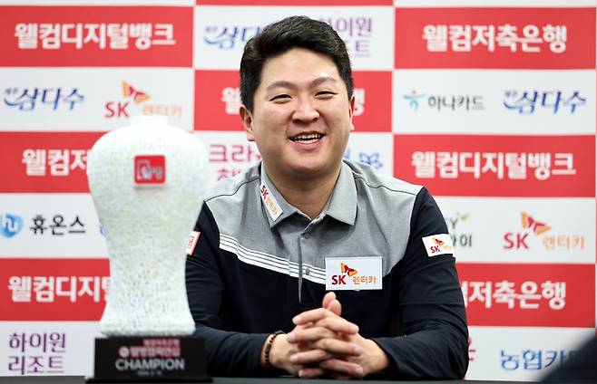 SK렌터카 조건휘가 시상식 후 인터뷰한다