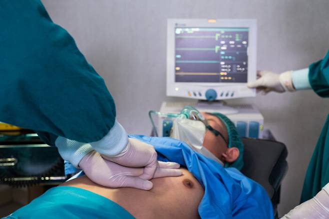심정지로 병원에서 심폐소생술(CPR)을 받으면 생존할 확률이 시행 1분 후 22%에서 39분 후 1%로 떨어진다는 연구 결과가 나왔다. [사진=게티이미지뱅크]