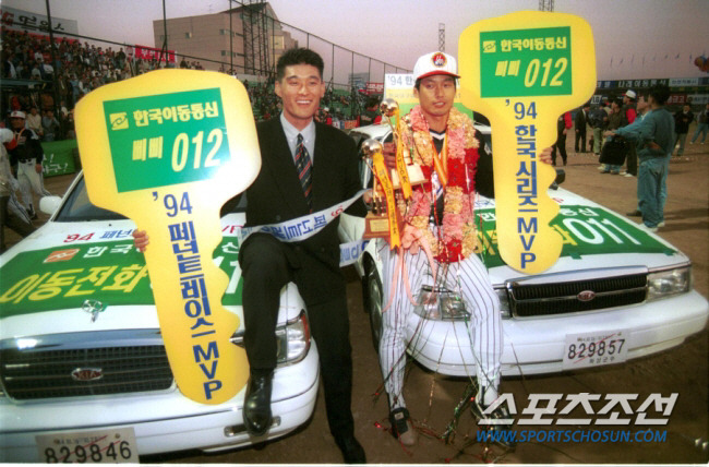 1994.10.23 한국시리즈MVP LG 김용수선수와 페넌트레이스MVP 해태 이종범선수가 부상으로 받은 승용차 위에서 환하게 웃으며 포즈를 취했다. 스포츠조선DB